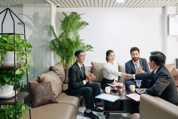 Socios Comerciales Emocionados Felices Celebrar Acuerdo Después Largas Negociaciones — Foto de Stock