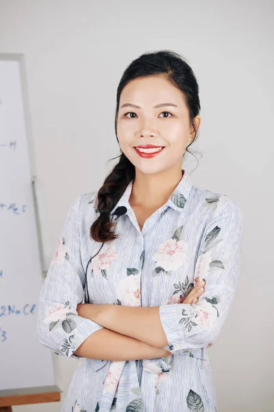 Portret Van Een Mooie Glimlachende Vietnamese Wetenschapsleraar Met Gekruiste Armen — Stockfoto