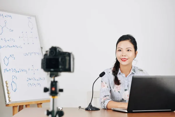Sourire Jeune Professeur Chimie Asiatique Filmer Webinaire Conduire Des Cours — Photo
