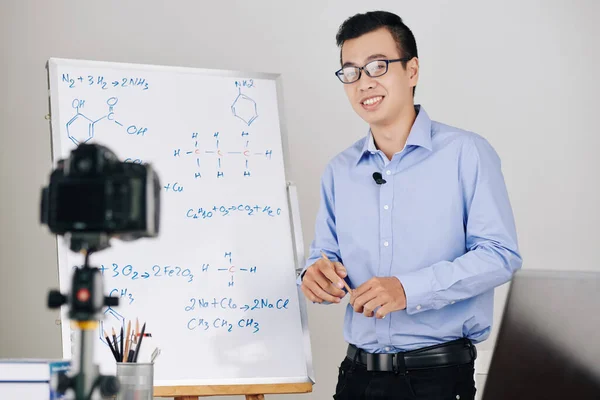 Sorrindo Professor Escola Vietnamita Realizando Aulas Line Explicando Fórmulas Quadro — Fotografia de Stock