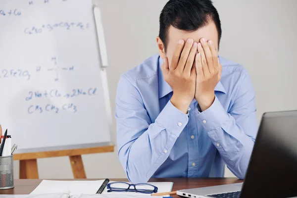 Stres Unavený Učitel Zakrývající Jeho Tvář Dirigování Online Třídy Poprvé — Stock fotografie