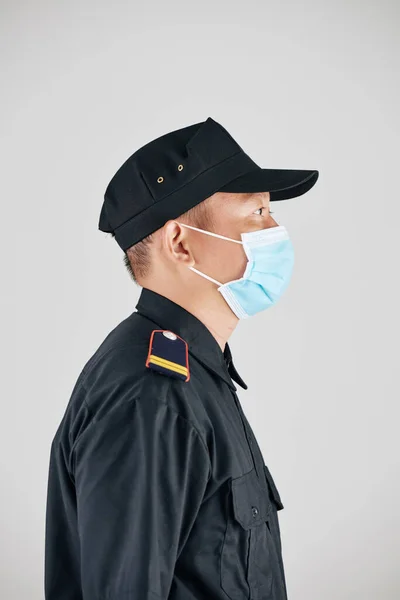 Sidovy Seriös Polis Uniform Och Medicinsk Mask Isolerad Grått — Stockfoto