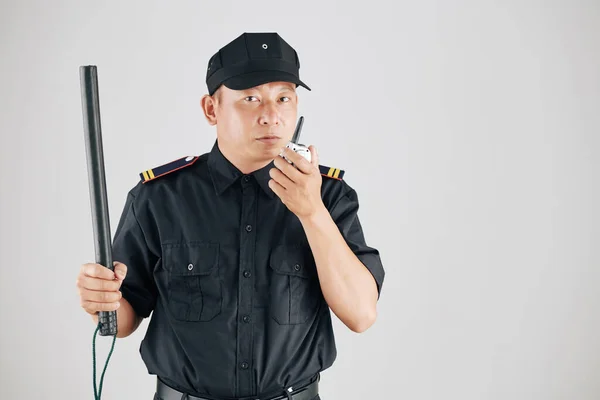 Studio Foto Ufficiale Polizia Serio Alzare Mano Con Manganello Parlare — Foto Stock