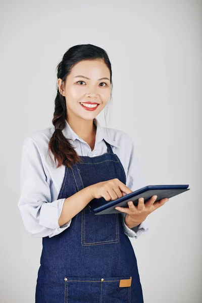 Portret Van Lachende Mooie Aziatische Serveerster Met Behulp Van Toepassing — Stockfoto