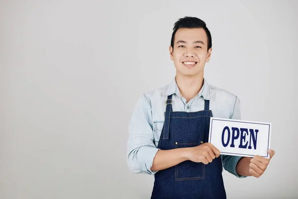 Gelukkige Jonge Cafe Eigenaar Denim Schort Met Open Bord Geïsoleerd — Stockfoto