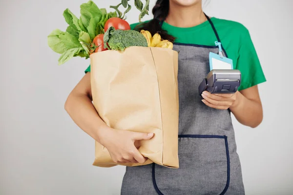 Oříznutý Obraz Pracovníka Supermarketu Uniformě Držící Papírový Sáček Plný Zdravých — Stock fotografie