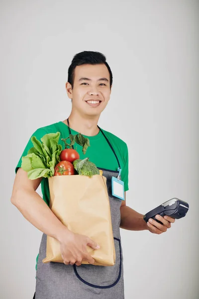 Retrato Feliz Joven Trabajador Supermercado Asiático Con Paquete Papel Terminal —  Fotos de Stock