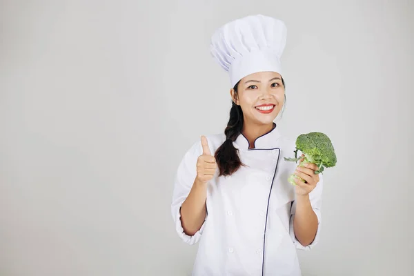 Portrait Young Happy Cook Holding Fresh Broccoli Showing Thumb — Stock Photo, Image