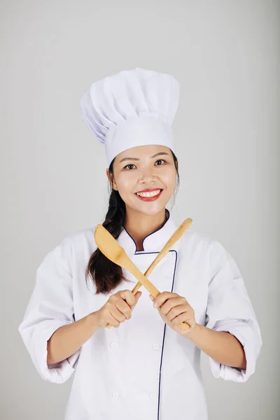 Portret Młodej Uśmiechniętej Kucharki Azjatyckiej Krzyżującej Drewnianą Łyżkę Widelec — Zdjęcie stockowe