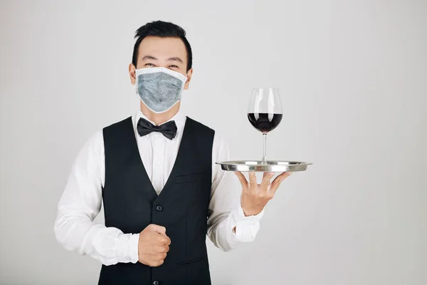 Retrato Garçom Restaurante Feliz Máscara Médica Servindo Copo Vinho Tinto — Fotografia de Stock