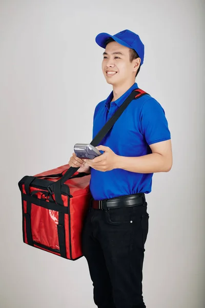 Retrato Belo Correio Jovem Feliz Transportando Terminal Pagamento Entregar Alimentos — Fotografia de Stock