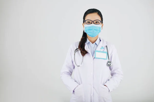 Retrato Del Joven Practicante Médico Asiático Máscara Protectora Poniendo Las — Foto de Stock