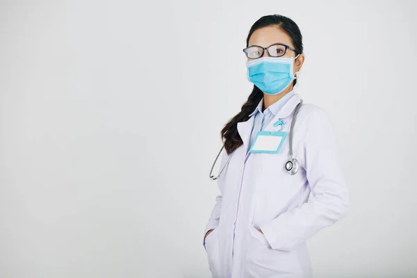 Estúdio Retrato Confiante Jovem Clínico Geral Máscara Médica Óculos — Fotografia de Stock