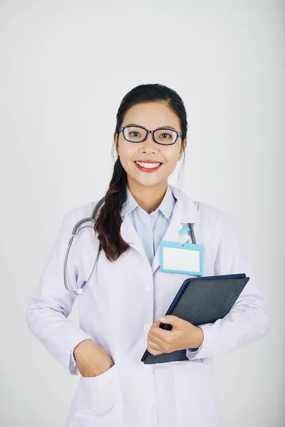 Portret Szczęśliwej Młodej Azjatki Lekarz Białym Zębem Uśmiech Trzymając Tablet — Zdjęcie stockowe