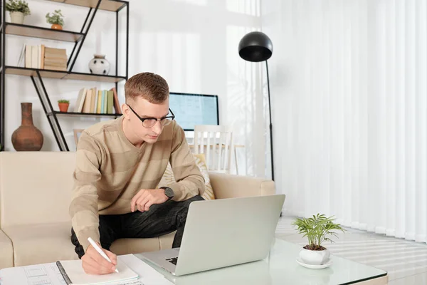 Νεαρός Που Εργάζεται Από Σπίτι Διαβάζοντας Mail Στο Laptop Και — Φωτογραφία Αρχείου