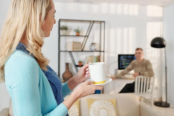 Mujer Joven Haciendo Una Taza Café Para Marido Que Trabaja —  Fotos de Stock