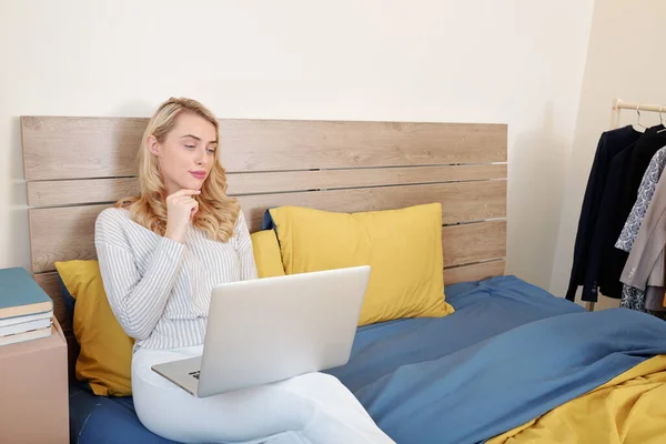 Mooie Glimlachende Jonge Vrouw Zitten Bed Kijken Naar Show Video — Stockfoto