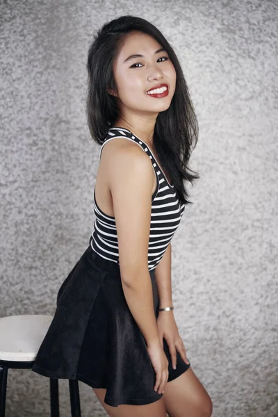 Atractiva Joven Mujer Asiática Con Falda Negra Corta Sentada Taburete —  Fotos de Stock