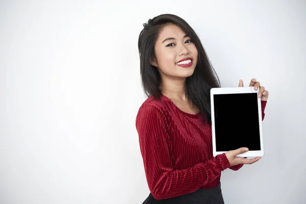 Junge Asiatin Demonstriert Modernes Digitales Tablet Blickt Lächelnd Die Kamera — Stockfoto