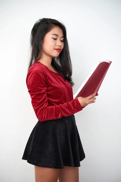 Uzun Saçlı Siyah Mini Etekli Kitap Okuyan Güzel Bir Asyalı — Stok fotoğraf