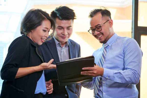 Gruppo Tre Brand Manager Che Lavorano Insieme Business Plan Guardando — Foto Stock