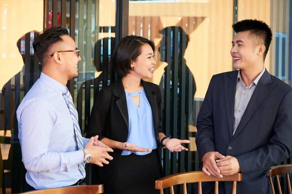 Fröhliche Junge Asiatische Männer Und Frauen Stehen Zusammen Modernen Büro — Stockfoto