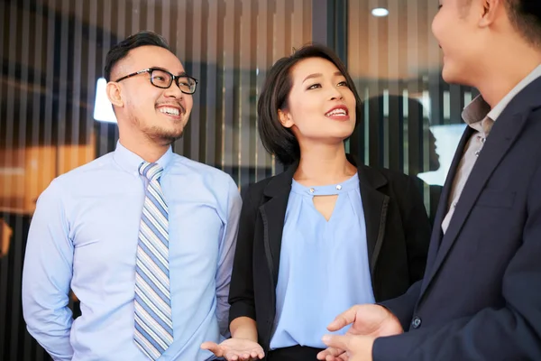 Twee Moderne Aziatische Mannen Jonge Zakenvrouw Praten Iets Tijdens Pauze — Stockfoto