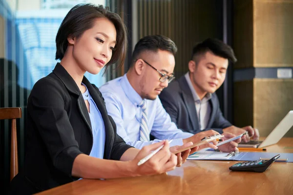 Grupo Personas Negocios Exitosas Seguras Sentadas Mesa Que Tienen Reunión — Foto de Stock