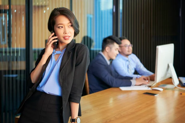 Bella Donna Affari Asiatica Piedi Tavola Ufficio Moderno Parlando Telefono — Foto Stock