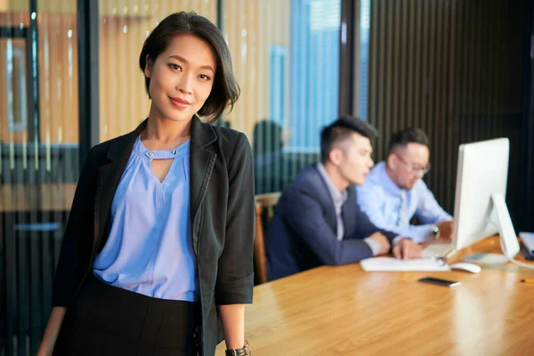 Framgångsrik Ung Vuxen Asiatisk Affärskvinna Stående Avslappnad Moderna Kontor Tittar — Stockfoto