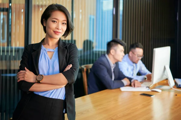 Horizontal Medio Retrato Atractiva Mujer Negocios Asiática Pie Con Los — Foto de Stock