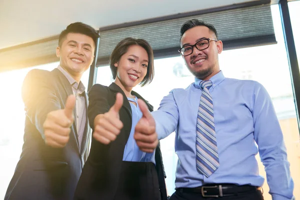 Gruppe Dreier Asiatischer Büroangestellter Zeigt Geste Mit Dem Daumen Nach — Stockfoto