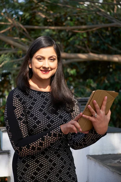 Mujer India Moderna Con Pelo Largo Pie Terraza Sosteniendo Tableta — Foto de Stock