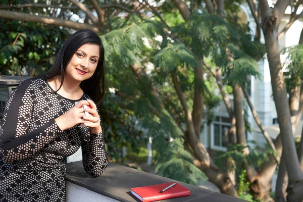 Schöne Reife Frau Genießt Ihren Kaffee Und Warmes Wetter Während — Stockfoto