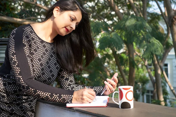 Horizontal Plano Medio Atractiva Mujer India Sentada Balcón Escribiendo Algo — Foto de Stock