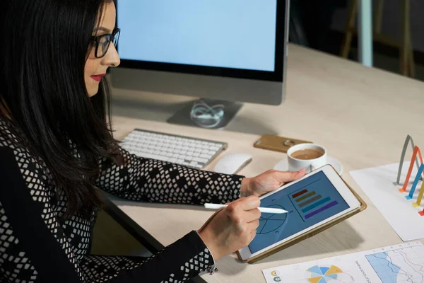 Finanzmanagerin Sitzt Bürotisch Und Arbeitet Mit Tabletcomputer Statistiken Horizontale Seitenansicht — Stockfoto