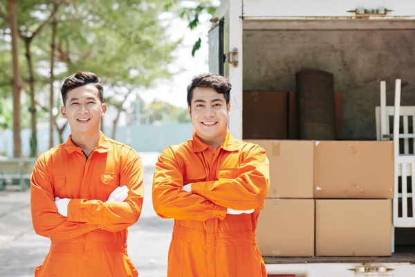 Dois Trabalhadores Serviço Movimento Casa Alegre Vestindo Uniforme Laranja Brilhante — Fotografia de Stock