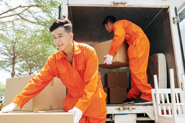 Två Unga Vuxna Män Bär Orange Uniform Kläder Lastning Lastbil — Stockfoto