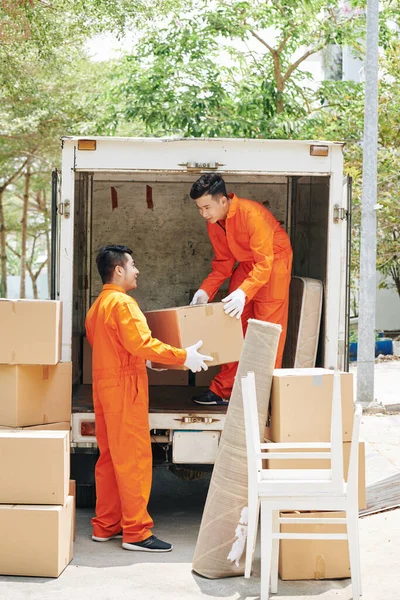 Два Молодых Взрослых Мужчины Работающие Современном Доме Перевозка Грузовика Коробками — стоковое фото