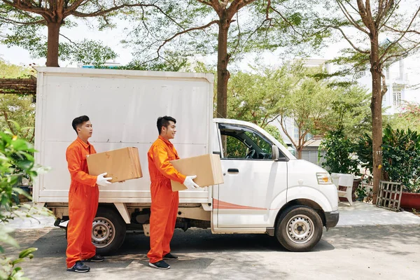 Dostawcy Noszą Pomarańczowe Ubrania Mundurowe Niosące Pudełka Klienta Widok Poziomy — Zdjęcie stockowe
