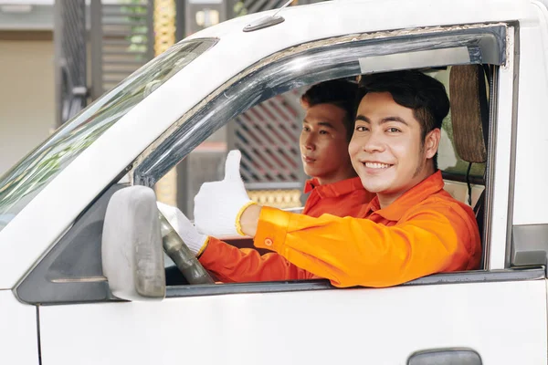 Hombre Asiático Vestido Naranja Sentado Coche Mostrando Pulgar Hacia Arriba —  Fotos de Stock