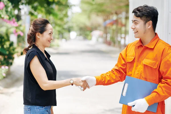 House Moving Service Worker Mature Woman Standing Outdoors Shaking Hands — Stock Photo, Image