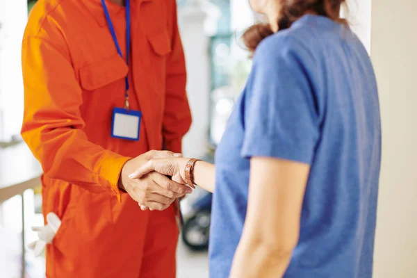 Unerkennbare Frau Mit Blauem Shirt Grüßt Moderne Hausangestellte Horizontal Ausgeschnittene — Stockfoto