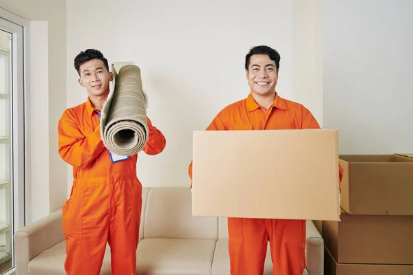 Homens Asiáticos Alegres Vestindo Uniforme Laranja Segurando Tapete Caixa Com — Fotografia de Stock