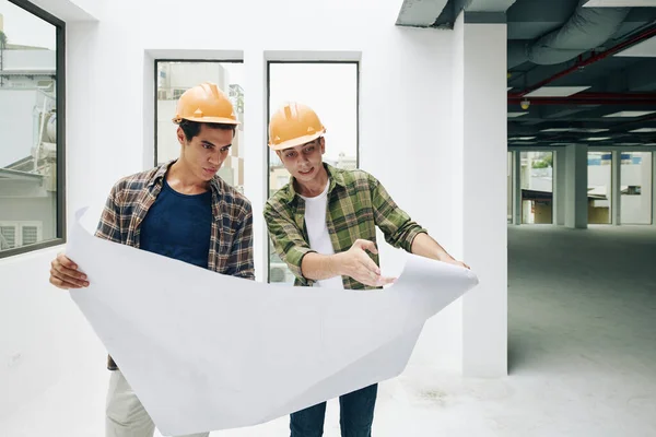 Dos Ingenieros Profesionales Que Usan Camisas Cuadros Cascos Duros Que — Foto de Stock