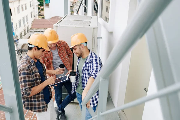 Group Three Manual Workers Drinking Coffee Using Digital Tablet Chatting — Stock Photo, Image