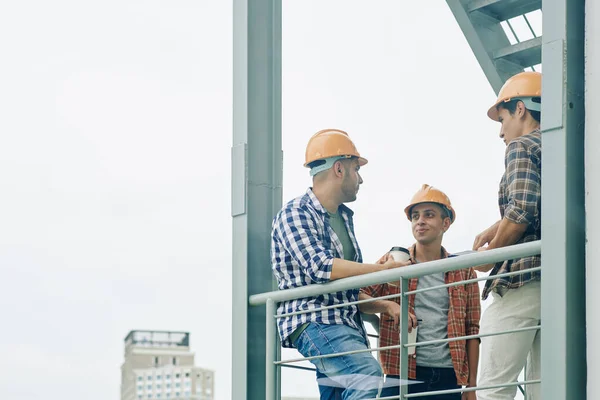 Horizontal Tiro Baixo Ângulo Três Jovens Engenheiros Construção Conversando Relaxado — Fotografia de Stock