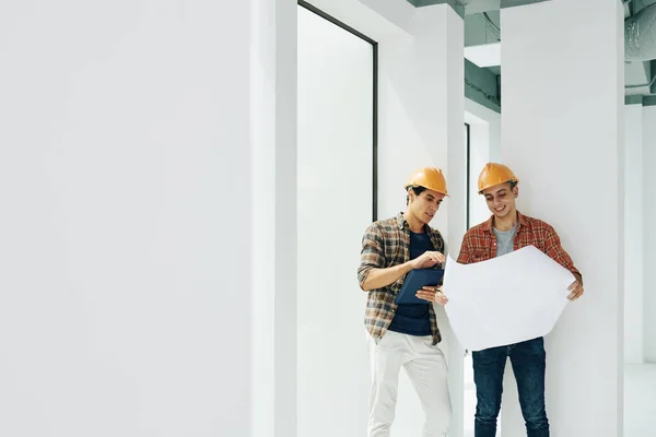 Two Professional Construction Engineers Standing Together Unfinished Room Working Building — Stock Photo, Image