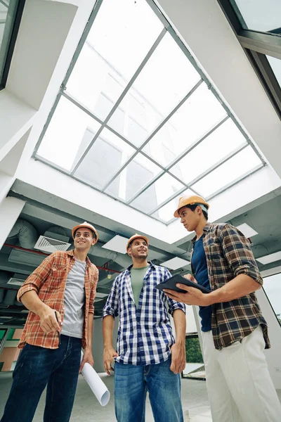 Imagem Vertical Baixo Ângulo Visão Jovens Engenheiros Construção Alegres Que — Fotografia de Stock