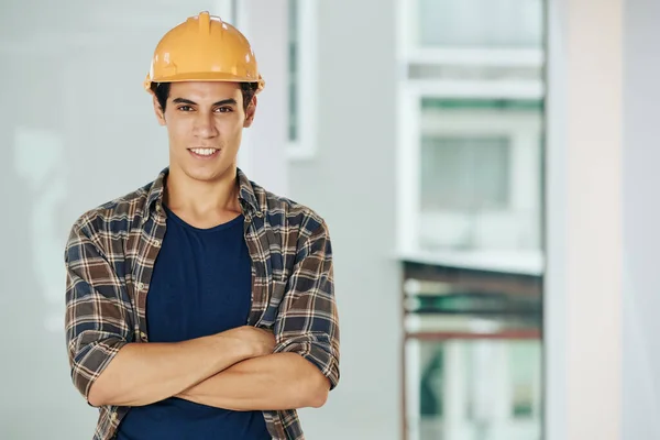 Cintura Retrato Engenheiro Construção Bonito Vestindo Roupas Casuais Chapéu Proteção — Fotografia de Stock